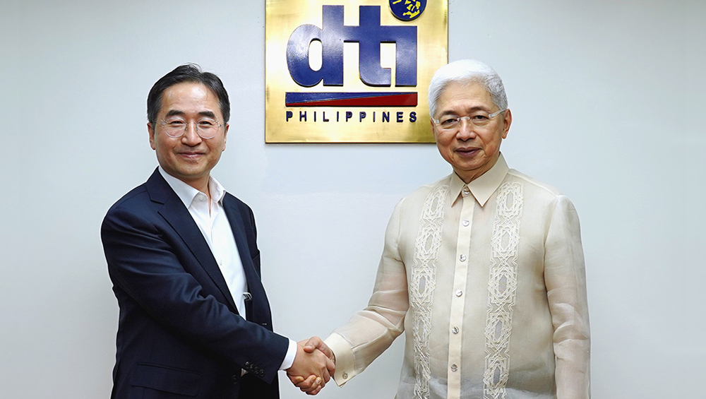 삼성전기 대표이사 장덕현 사장(사진 왼쪽)이 15일 필리핀 마닐라에서 알프레도 파스쿠알 필리핀 산업부 장관(사진 오른쪽)을 만나 2030부산엑스포 지지를 요청했다