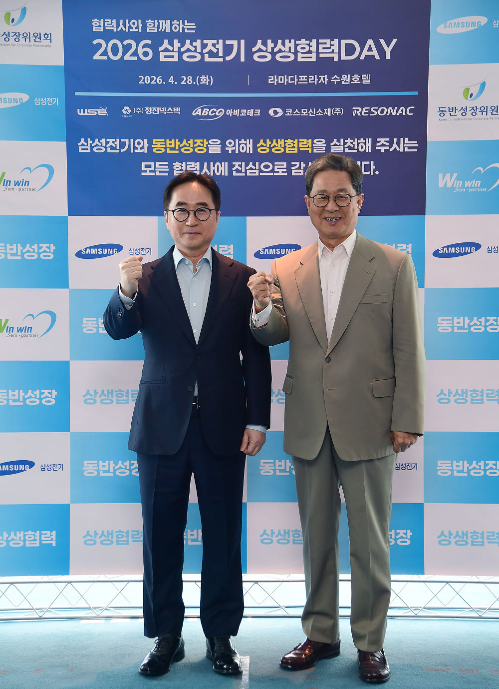 [참고사진] 삼성전기 장덕현 사장, 동반성장위원회 이달곤 위원장이 기념사진을 촬영하고 있다.jpg