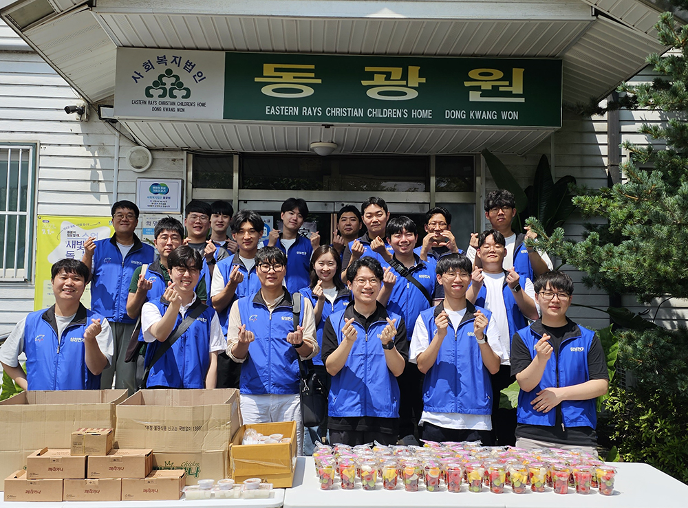 [사이즈축소]삼성전기 1주년 신입사원들이 동광원 봉사활동 뒤 기념사진을 촬영하고 있다.jpg