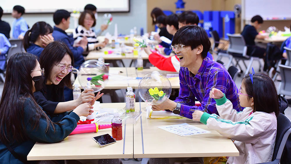 [참고사진]삼성전기 임직원 가족 초청행사 참가자들이 가족들과 프로그램을 진행하고 있다..jpg