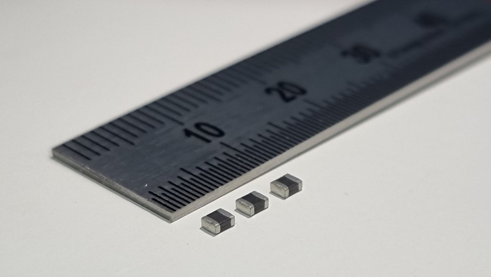 [사진1]삼성전기가 개발한 가로 2.0mm, 세로 1.6mm 크기의 전장용 파워인덕터.jpg