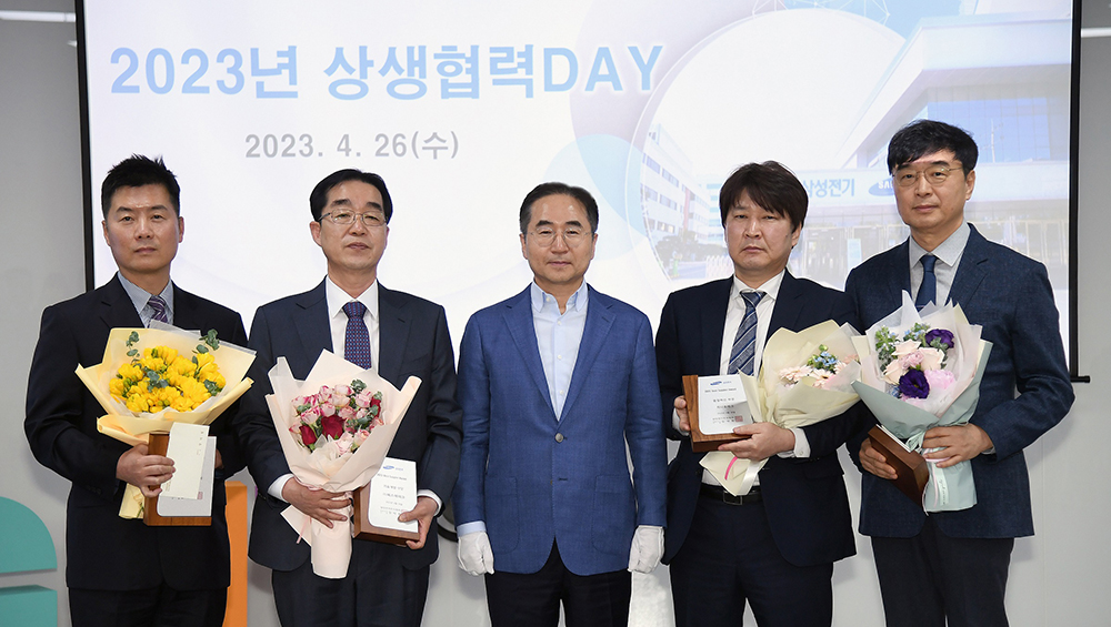 [참고사진]삼성전기 장덕현 사장(오른쪽에서 세번째)이 '상생협력데이'에서 기념사진을 촬영하고 있다(2).jpg