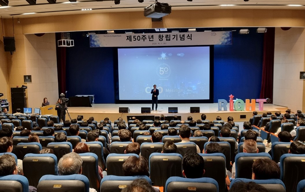 [참고사진]삼성전기 장덕현 사장이 50주년 창립기념식에서 기념사를 하고 있다 2.jpg