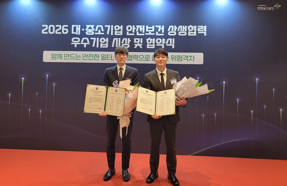 [참고사진] 삼성전기 정해석 부사장(왼쪽)과 씨더블유산업 김성욱 대표이사(협력사)가 기념촬영을 하고있다 1.jpg