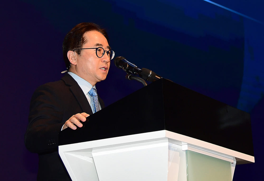 [참고사진] 삼성전기 장덕현 대표이사가 주주총회에서 2026년 경영성과를 발표하고 있다(1) 1.jpg