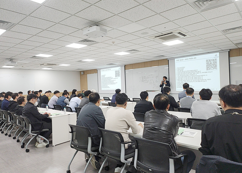 삼성전기 임직원들이 품질 교육을 듣고 있다 (1)