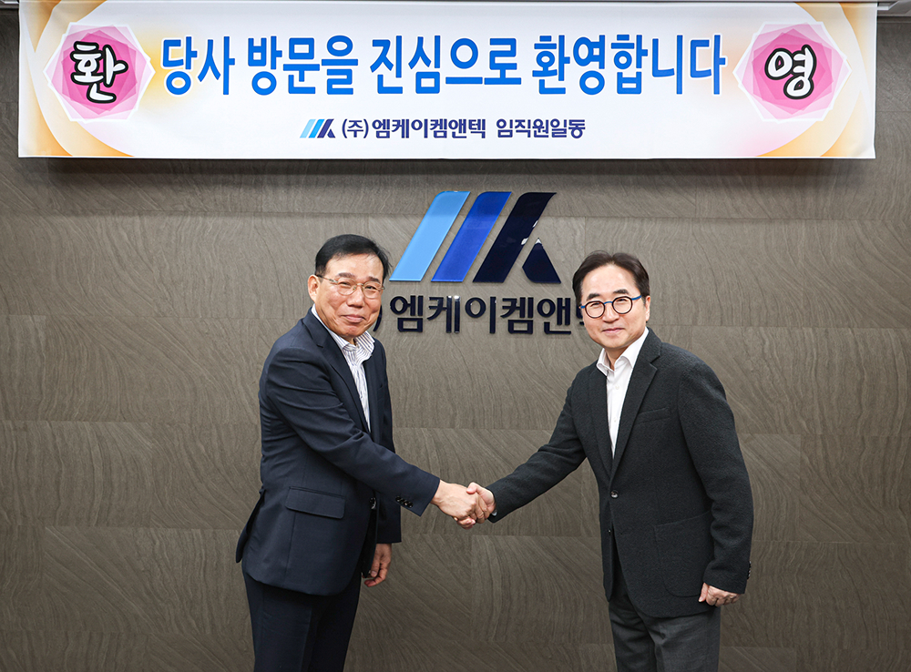 [참고사진]삼성전기 장덕현 사장(오른쪽)과 엠케이켐앤텍 권혁석 대표(왼쪽)이 동반성장 소통포럼에서 기념사진을 촬영하고 있다.jpg