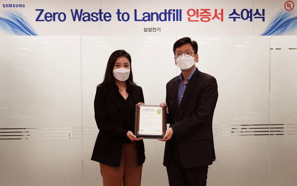 [참고사진] 삼성전기 안전환경팀장 김성민 상무(오른쪽)가 UL로부터 '폐기물 매립 제로' 인증서를 받고 있다111.jpg