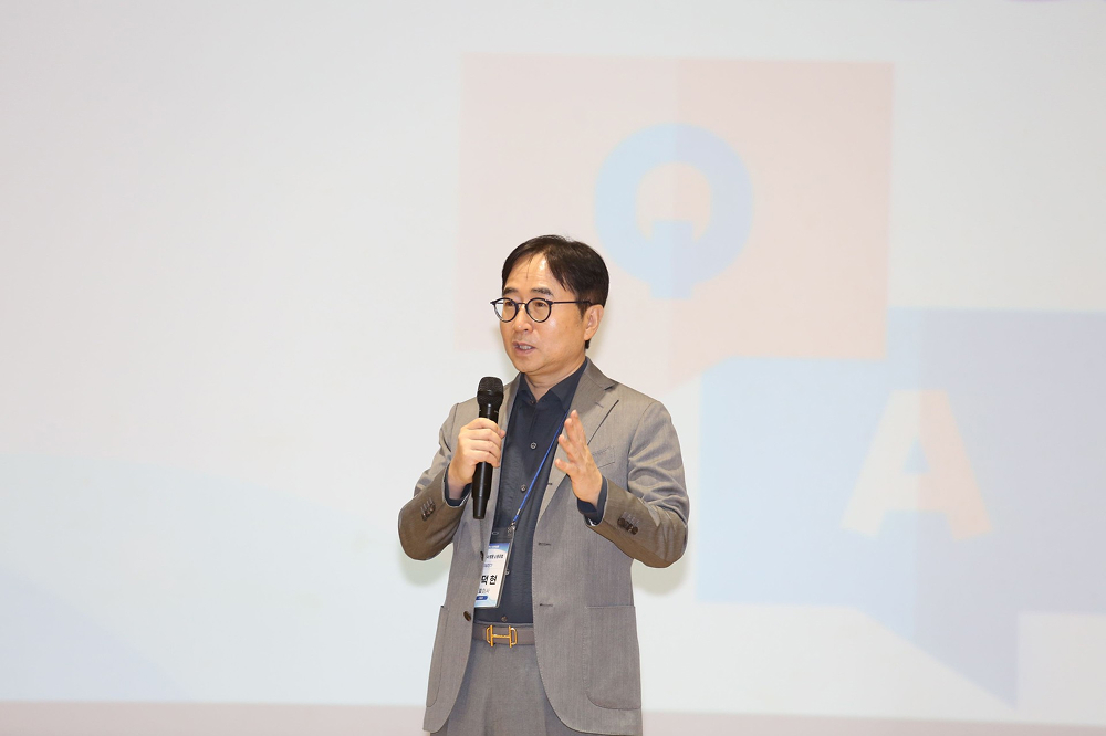 [참고사진]삼성전기 장덕현 사장이 협력사를 방문해 발표하고 있다.jpg