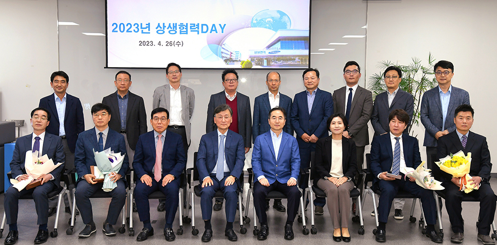 [참고사진]삼성전기 장덕현 사장(앞줄, 오른쪽에서 네번째)이 '상생협력데이'에서 기념사진을 촬영하고 있다(1).jpg