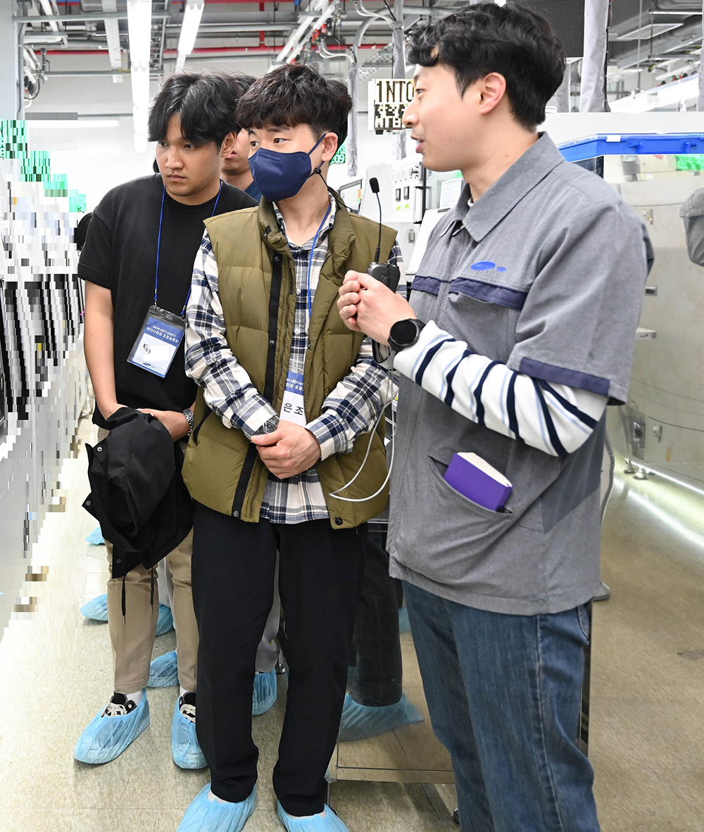 [참고사진]포항공대 학생들이 삼성전기 부산사업장 초청행사에서 라인투어를 하고 있다.jpg