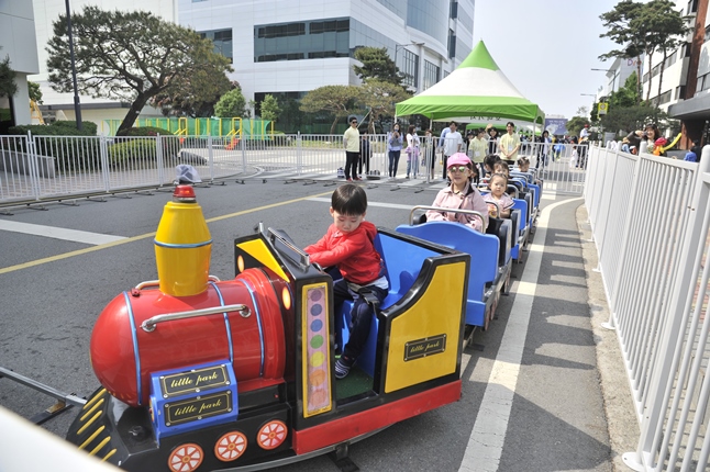삼성전기 내 설치된 꼬마기차에 탑승한 어린이들 모습